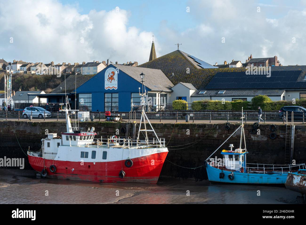 Aquarium et port de Maryport avec des bateaux de pêche colorés sur la côte de Cumbria, Angleterre, Royaume-Uni Banque D'Images