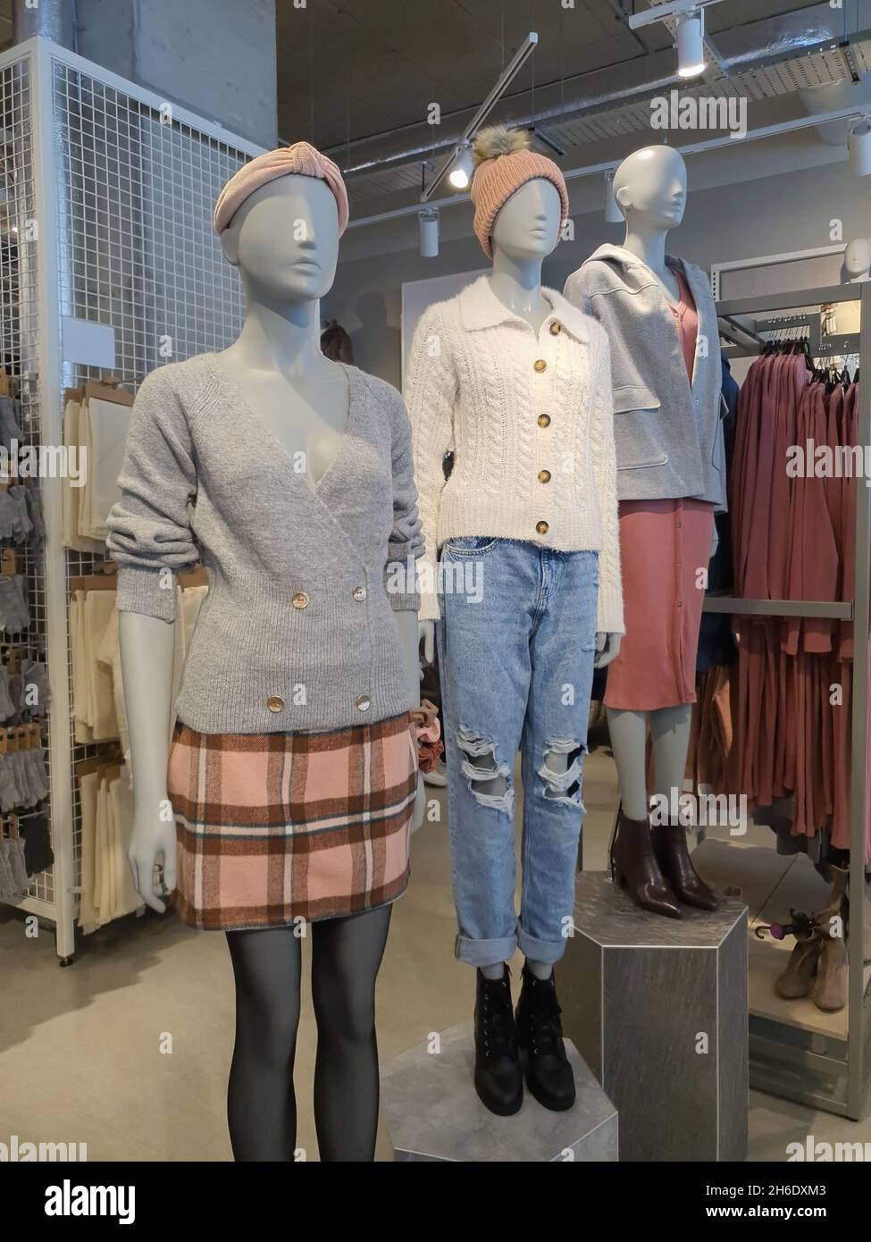 Vêtements d'automne ou de printemps présentés sur mannequin dans la boutique de vêtements.Échantillons de la combinaison sur les mannequins du corps entier dans le magasin.Mise au point sélective Banque D'Images