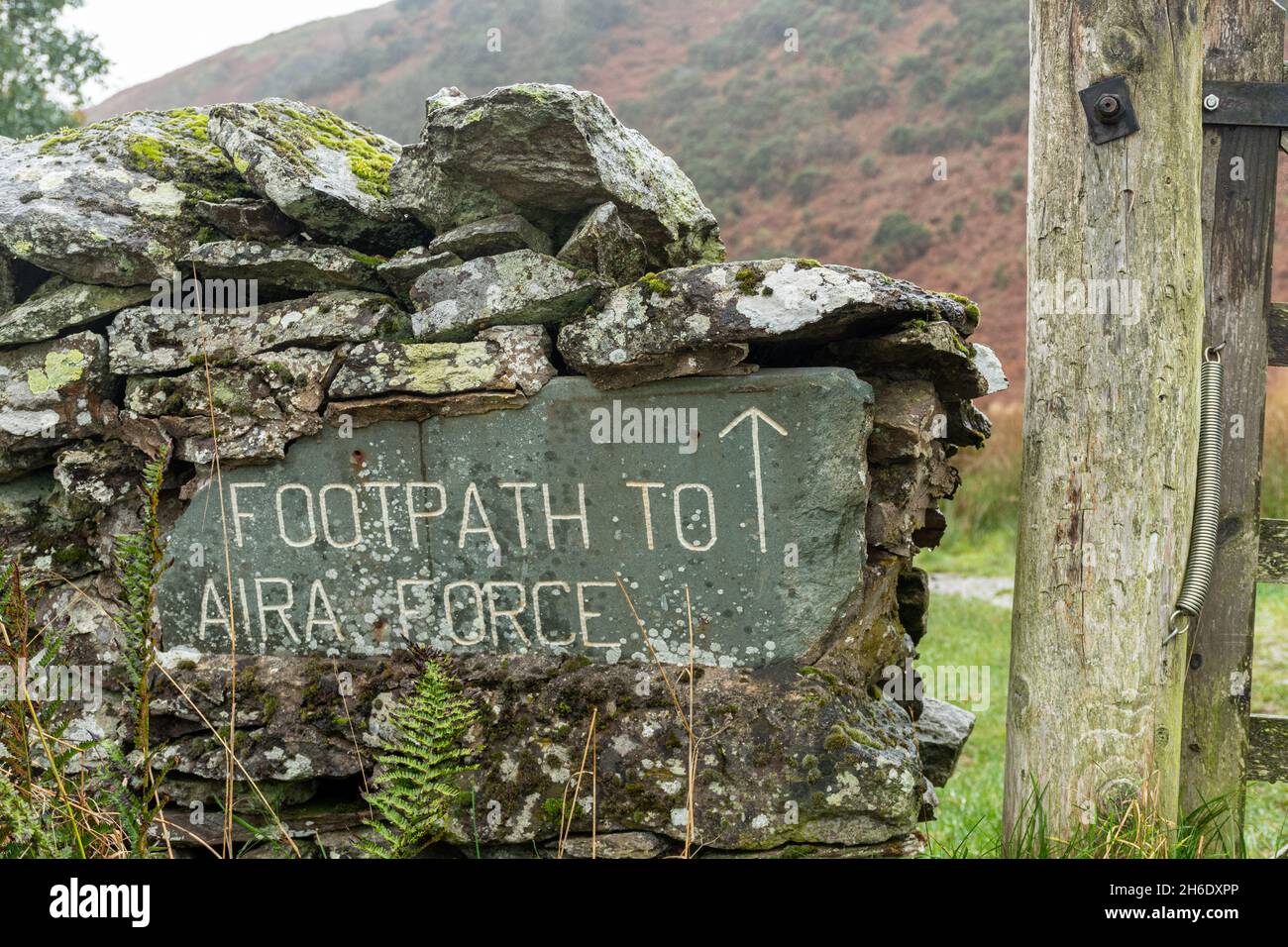 Panneau en ardoise indiquant la direction du sentier menant à la chute d'eau de la Force aérienne dans le Lake District, Cumbria, Angleterre, Royaume-Uni Banque D'Images