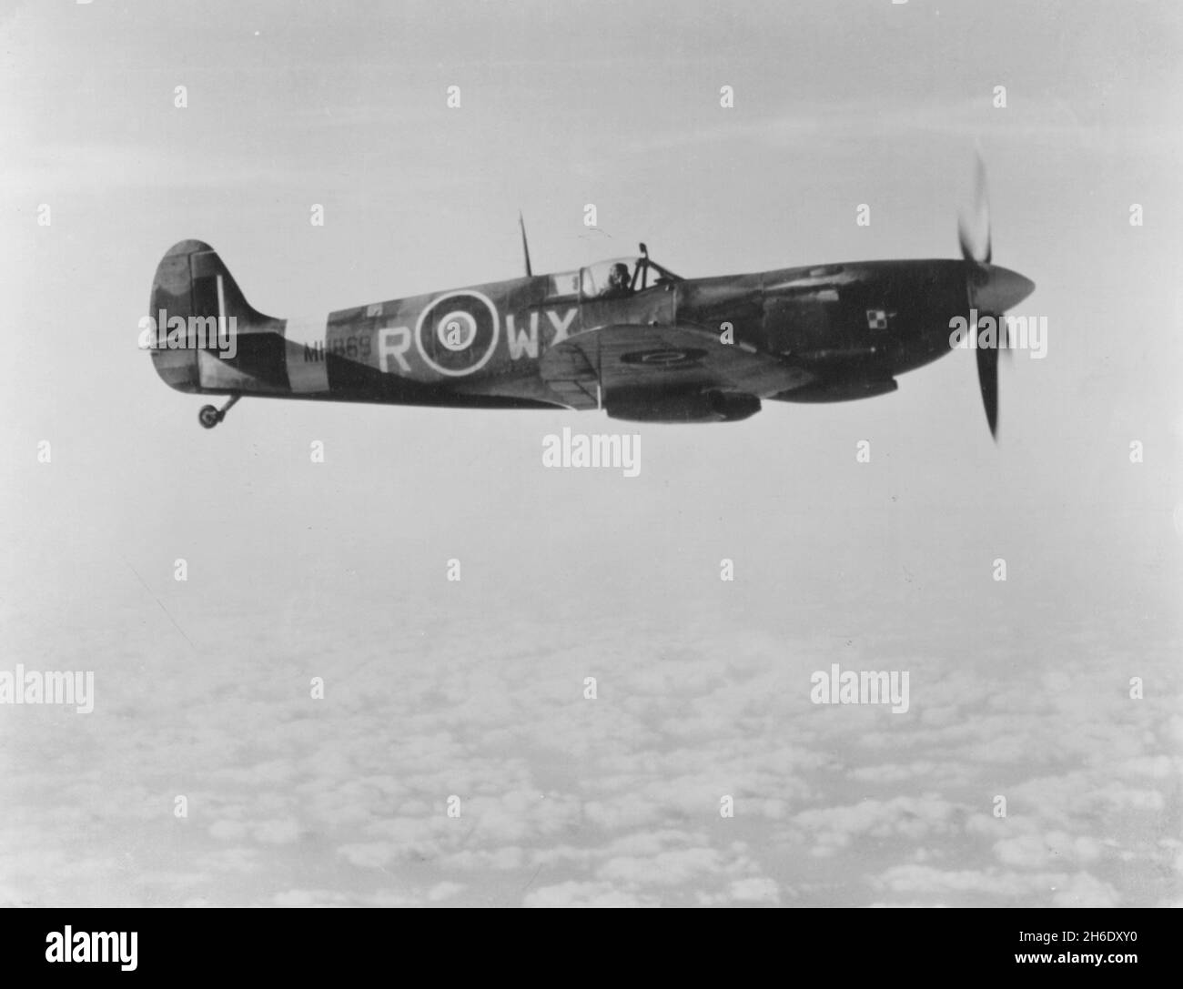 FRANCE - 1944 - Un Spitfire Supermarine d'un Escadron 302 0r 303 de la RAF polonaise en patrouille au-dessus de la France en 1944 pendant la Seconde Guerre mondiale - photo: Geopix Banque D'Images
