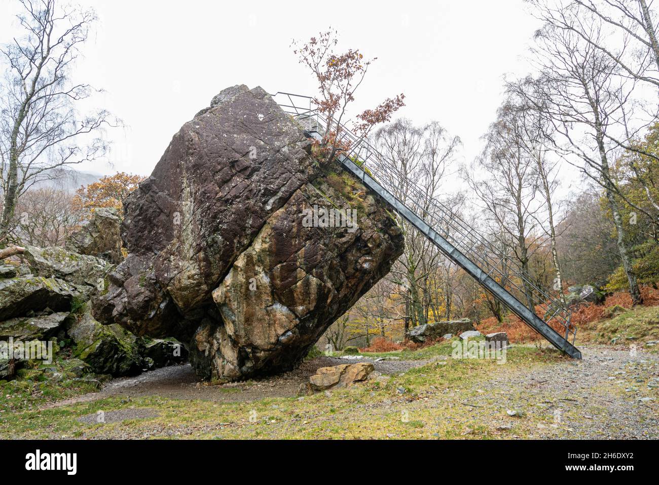 The Bowder Stone, un grand rocher de lave andésite et une attraction touristique à Borrowdale, Cumbria, Angleterre, Royaume-Uni Banque D'Images