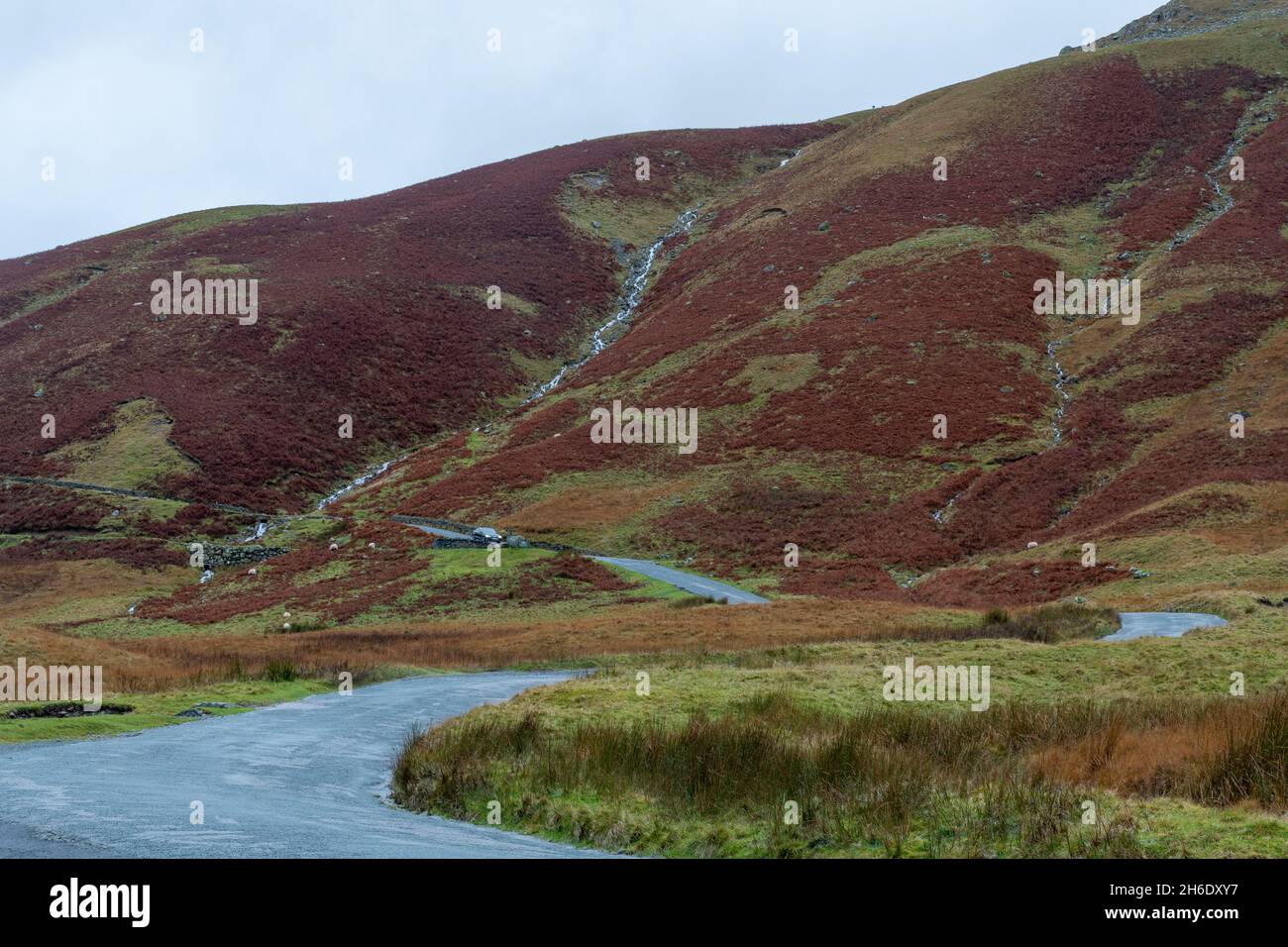 Vue d'automne de Honister Pass dans le Lake District avec des paysages de montagne et une route sinueuse étroite, Cumbria, Angleterre, Royaume-Uni Banque D'Images
