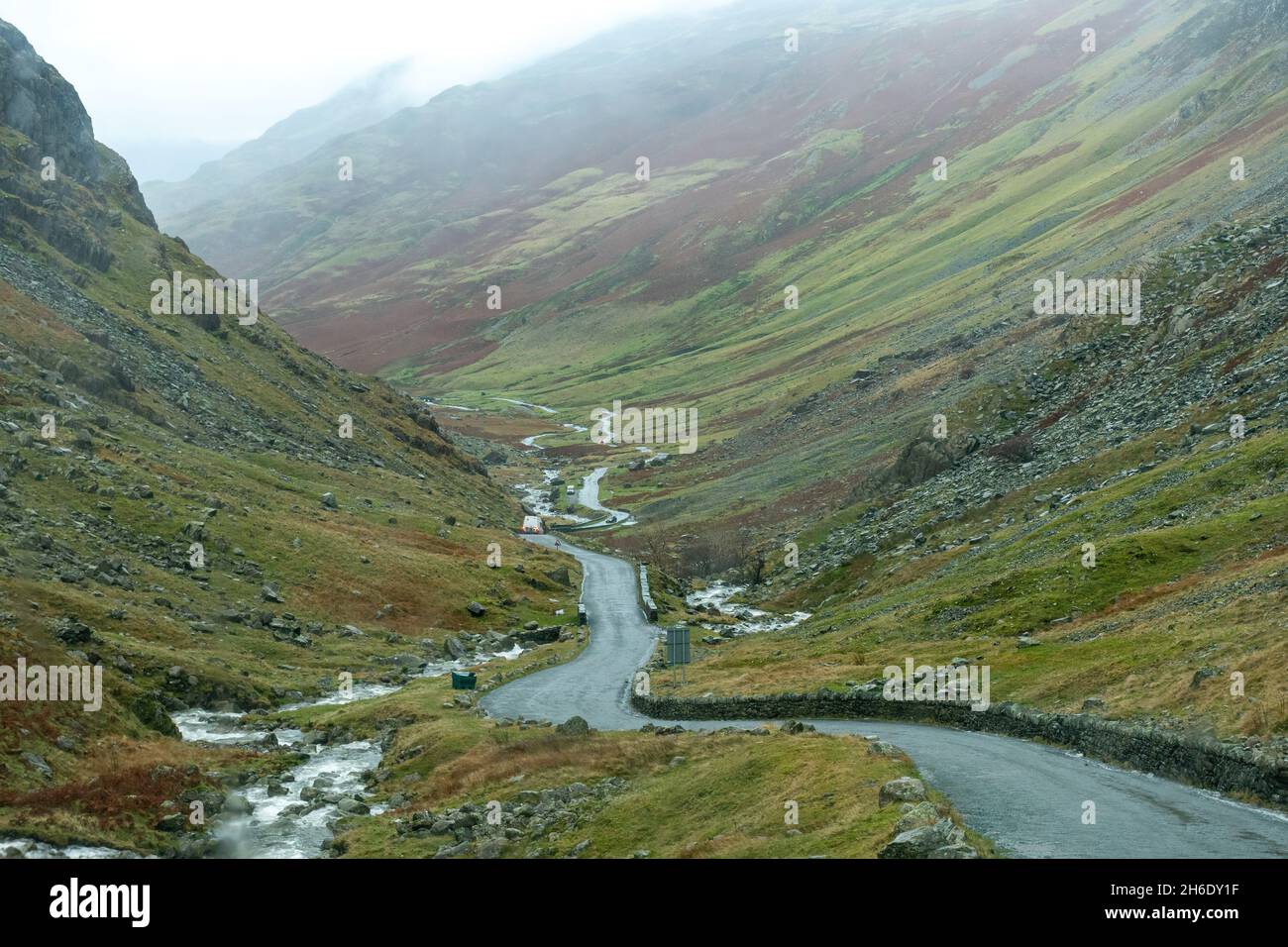 Vue d'automne de Honister Pass dans le Lake District avec des paysages de montagne et une route sinueuse étroite, Cumbria, Angleterre, Royaume-Uni Banque D'Images