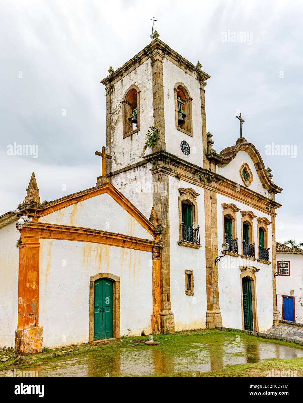 Vue de face de la façade d'une église historique dans la ville de Paraty sur la côte sud de Rio de Janeiro Banque D'Images