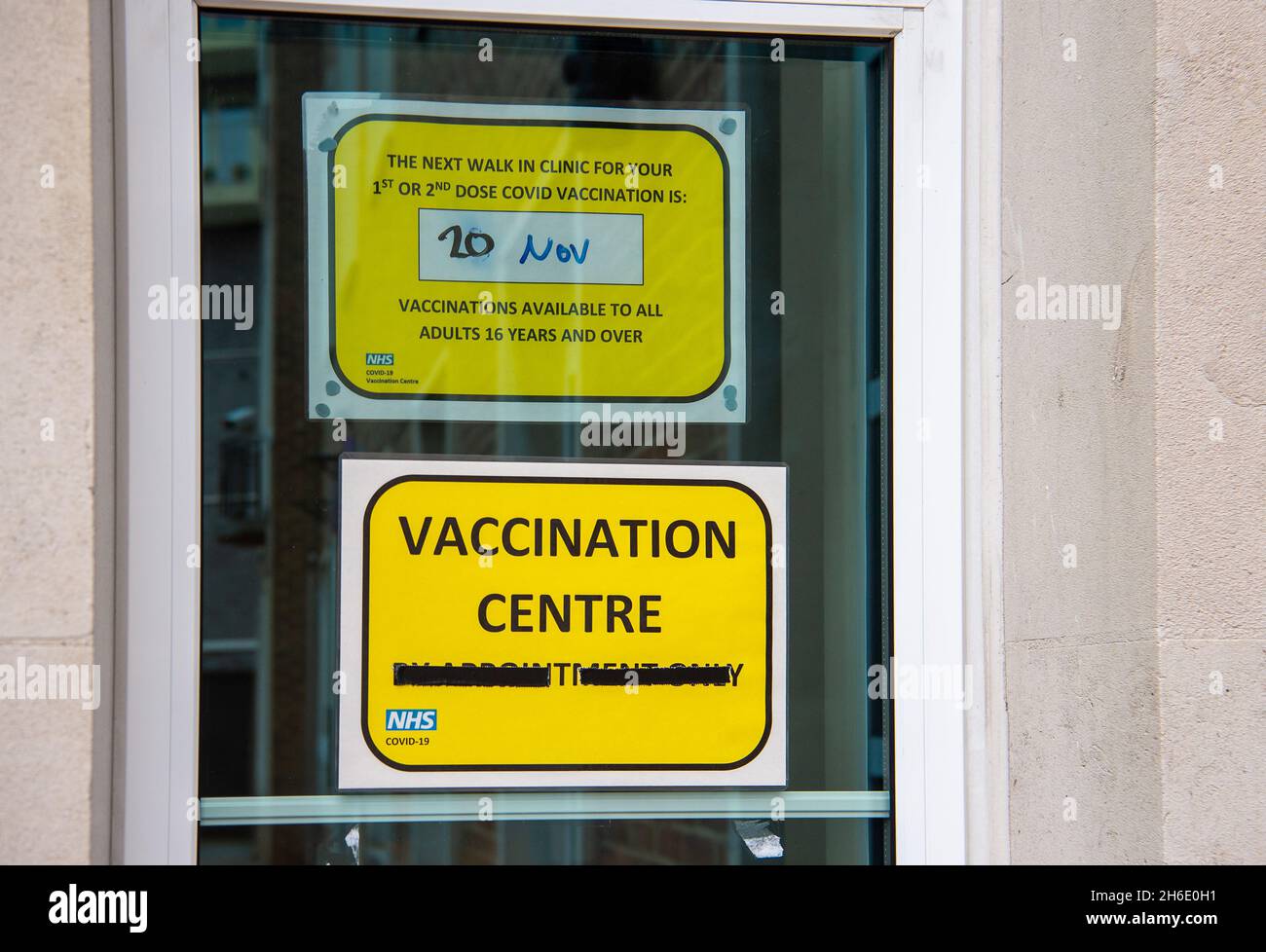 Maidenhead, Berkshire, Royaume-Uni.15 novembre 2021.Le Centre de vaccination Covid-19 de la suite Desborough à Maidenhead a été fermé aujourd'hui.Le JVCI a annoncé ce matin que tous les plus de 40 ans devraient maintenant se voir offrir un jab de rappel et ceux âgés de 16-17 ans peuvent maintenant obtenir un second jab.Crédit : Maureen McLean/Alay Live News Banque D'Images