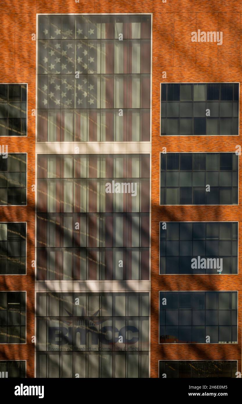 Drapeau américain à la fenêtre du Borough of Manhattan Community College, dans le bas de Manhattan, New York Banque D'Images