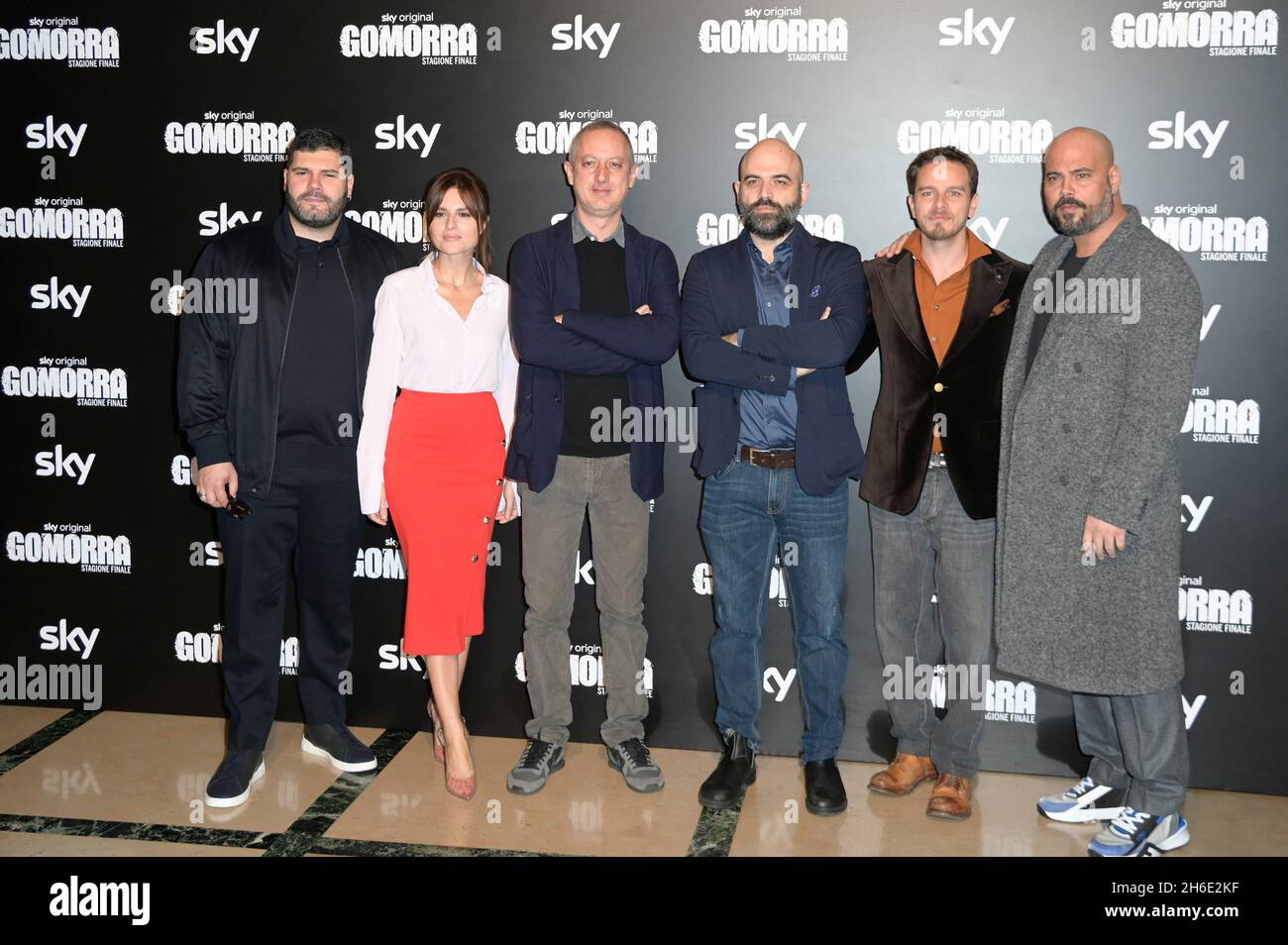 Rome, Italie.15 novembre 2021.(De gauche à droite) Salvatore Esposito, Ivana Lotito, Claudio Cupellini réalisateur, Roberto Savano, ArturoMuselli et Marco d'Amore assistent à la séance photo de la série télévisée Gomorra stagione finale au théâtre de Brancaccio.(Photo de Mario Cartelli/SOPA Images/Sipa USA) crédit: SIPA USA/Alay Live News Banque D'Images