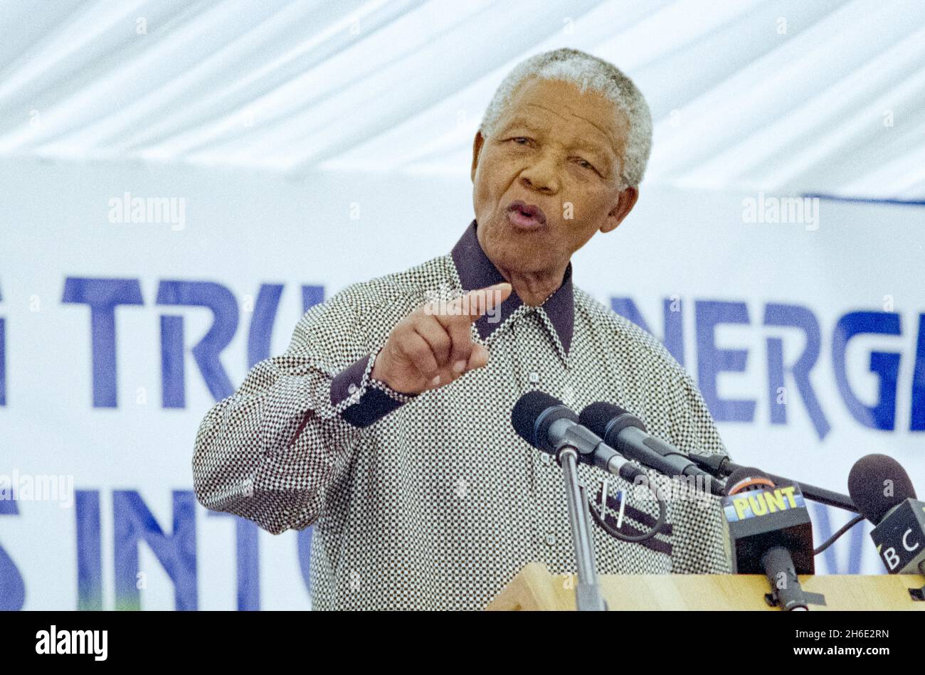 Nelson Mandela s'exprime lors du lancement d'une campagne de prévention du crime, Midrand, près de Johannesburg, le 19 avril 1999. Banque D'Images