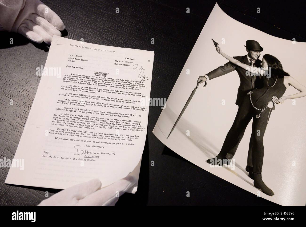 Bonhams, Knightsbridge, Londres, Royaume-Uni.15 novembre 2021.Le film, le rock et la pop, y compris la propriété du domaine de Dame Diana Rigg, sera en vente à Bonhams le 17 novembre 2021. Banque D'Images