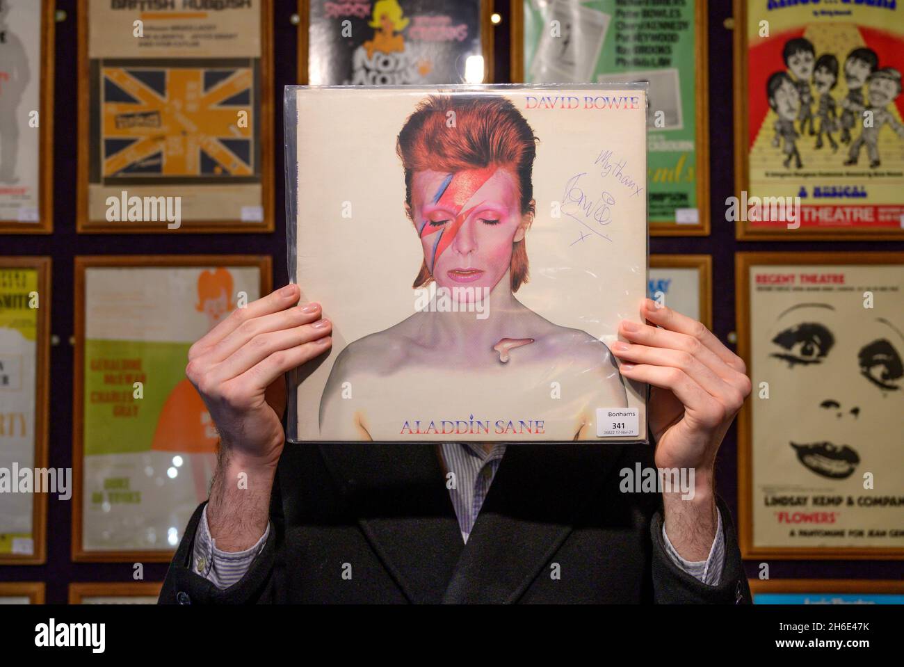 Bonhams, Knightsbridge, Londres, Royaume-Uni.15 novembre 2021.Le film, le rock et la pop, y compris la propriété du domaine de Dame Diana Rigg, sera en vente à Bonhams le 17 novembre 2021.Image: David Bowie: Un album Aladdin Sane autographié, 1973, £1,000-1,500.Crédit : Malcolm Park/Alay Live News Banque D'Images