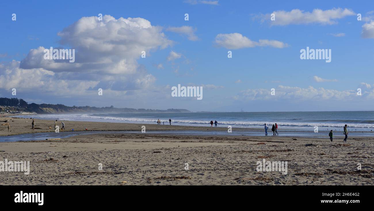 Un bel après-midi d'hiver à la plage d'État de Seacliff, Aptos CA Banque D'Images