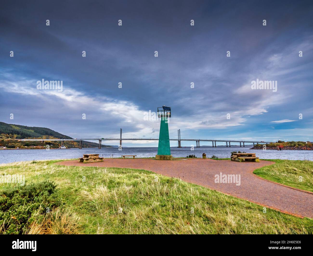 L'image est celle du pont suspendu de Kessock au-dessus de l'estuaire de la rivière Ness à Carnac point à Inverness, dans le nord de l'Écosse Banque D'Images