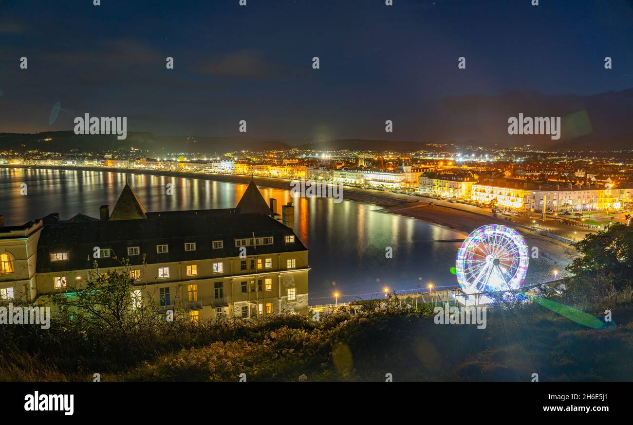 Jetée victorienne de Llandudno sur la rive nord, avec grande roue et promenade en arrière-plan.Photo prise en octobre 2021. Banque D'Images