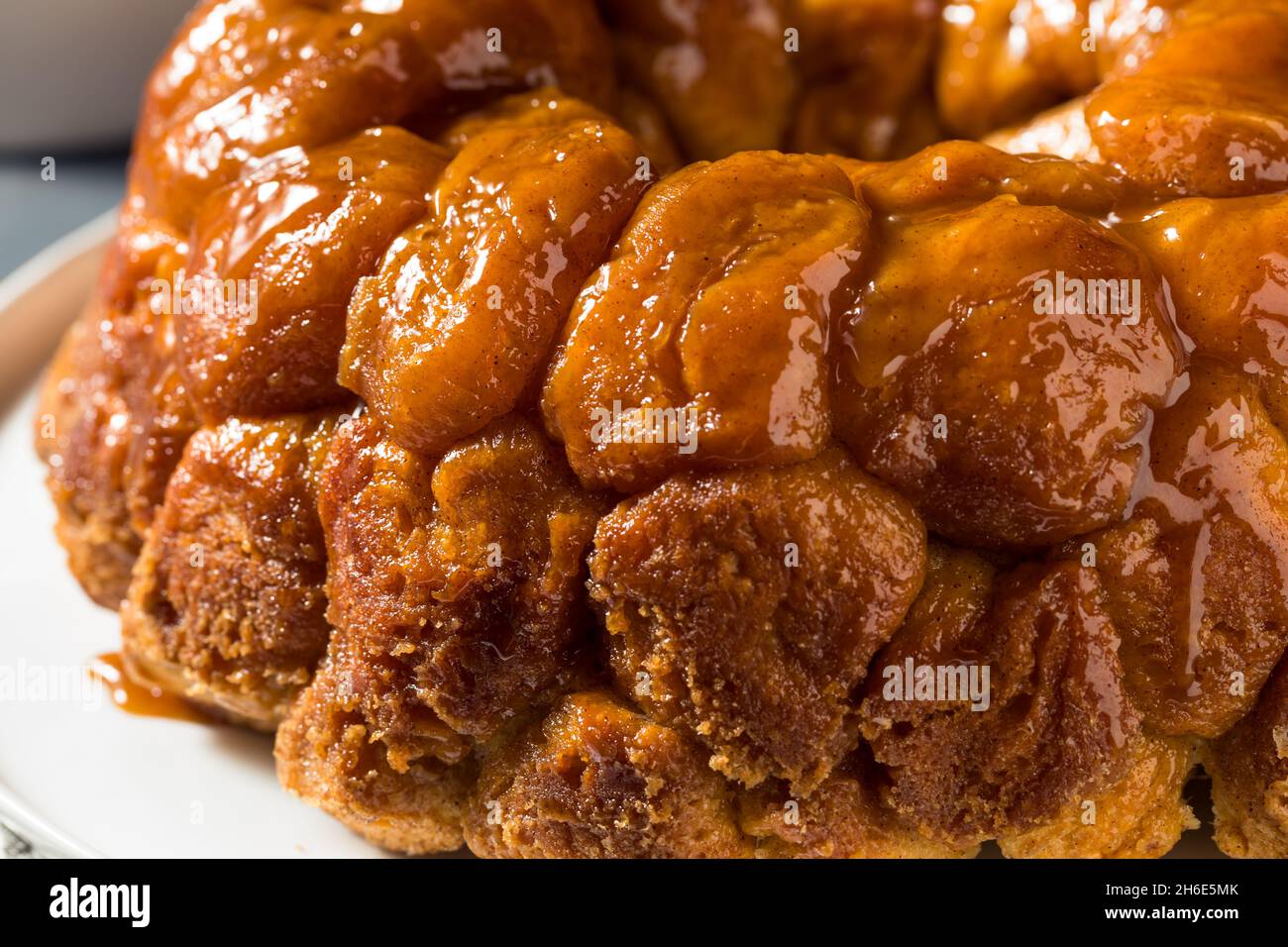 Pain de singe à la cannelle sucré fait maison avec beurre et sucre Banque D'Images