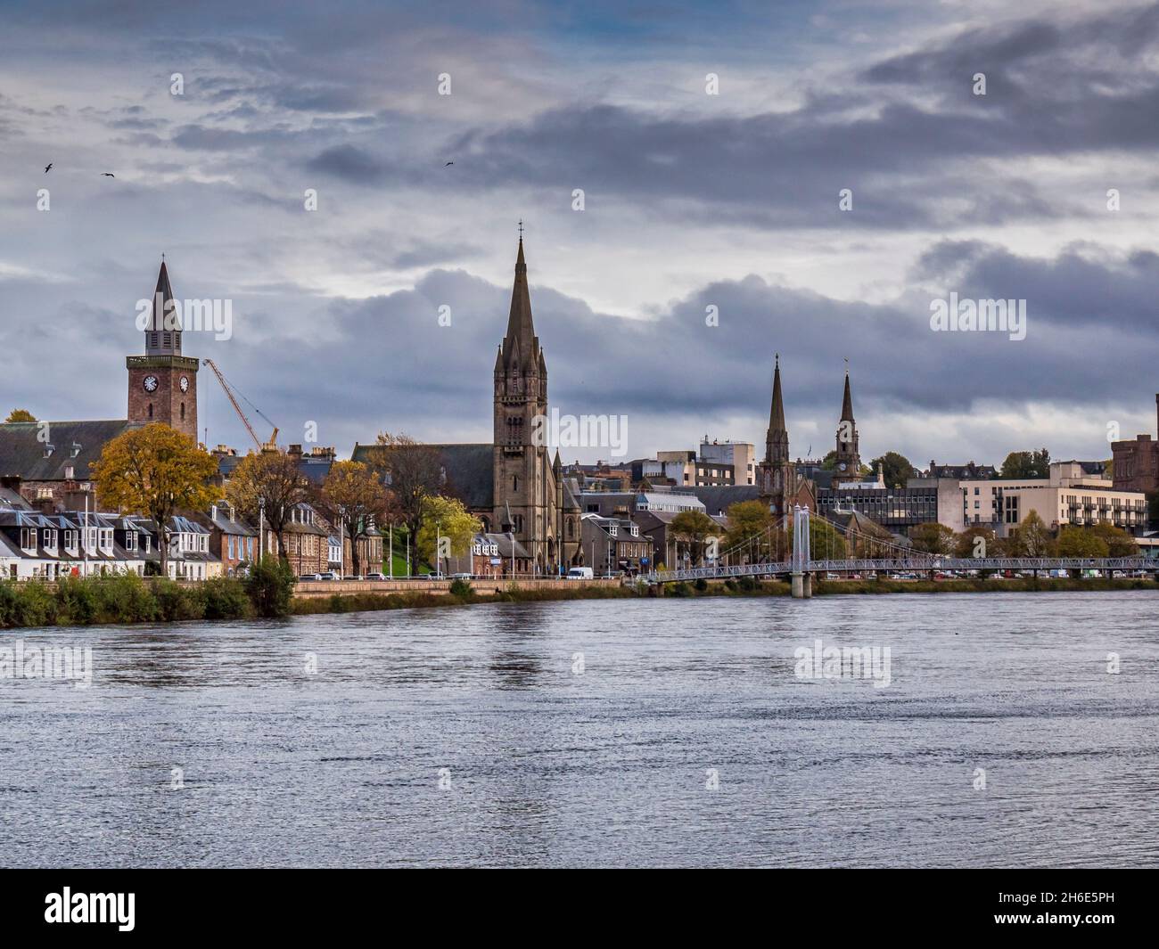 L'image est de voir à travers la rivière Ness dans la ville historique d'Inverness, dans le nord-est de l'Écosse, les villes de nombreuses églises Banque D'Images