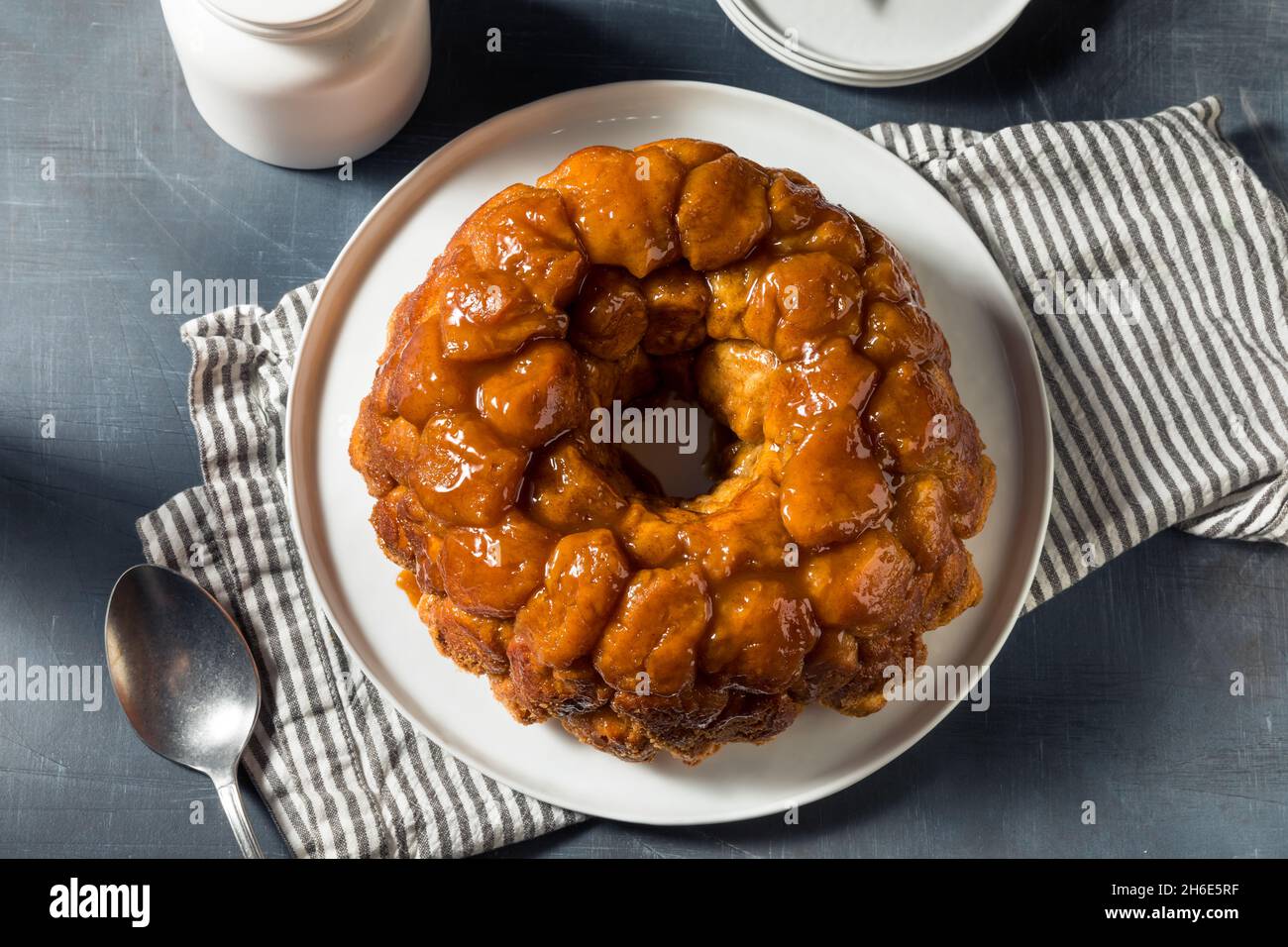 Pain de singe à la cannelle sucré fait maison avec beurre et sucre Banque D'Images