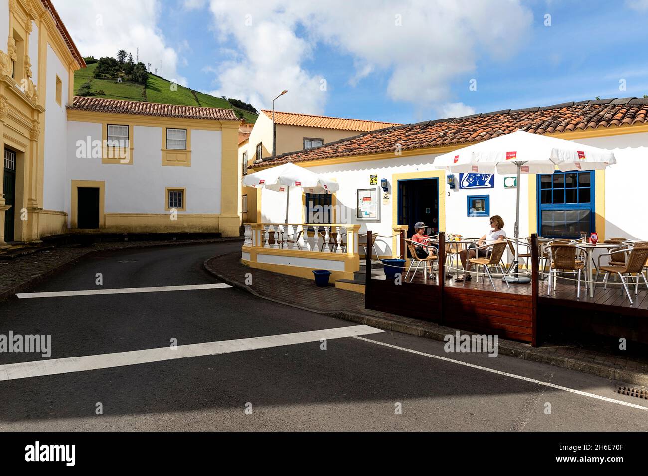 Mère et fils assis sur une terrasse de snack-bar dans la rue à Santa Cruz, île de Flores.Açores.Portugal Banque D'Images