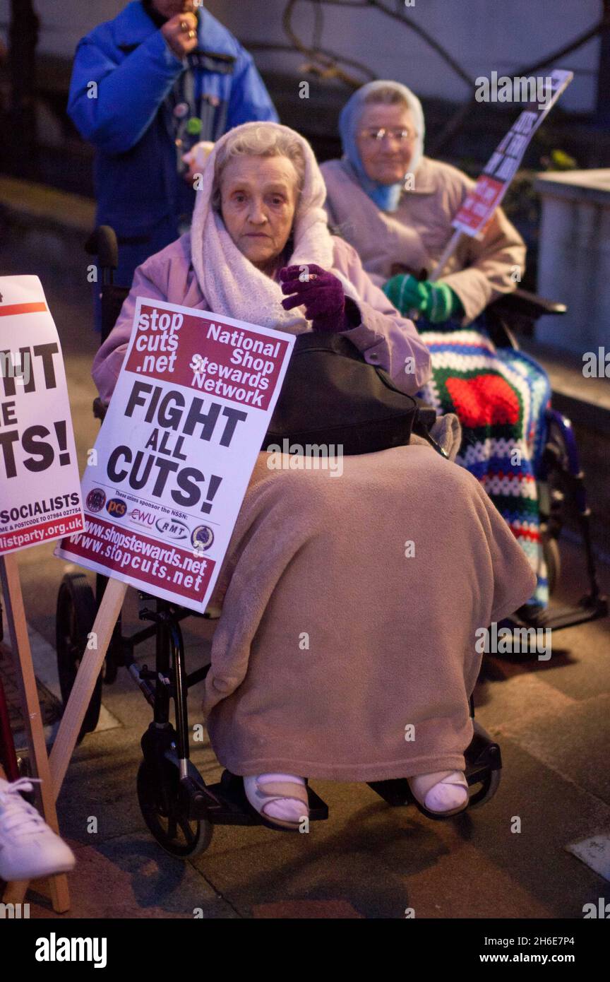 Un groupe de retraités, tous âgés de plus de 80 ans, a protesté contre les coupures du conseil devant la Waltham Forest Town Hall de Londres la nuit dernière. Banque D'Images