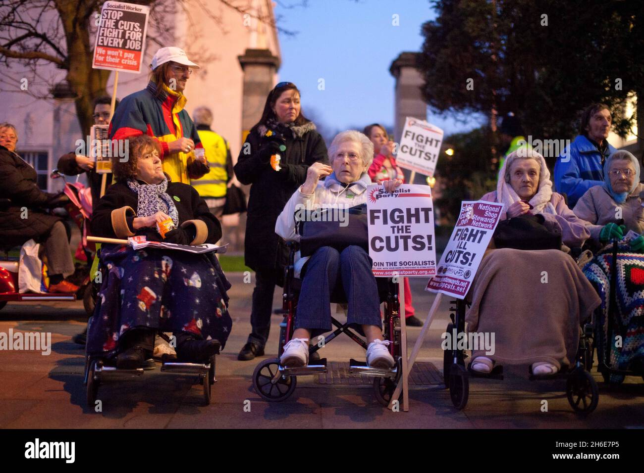 Un groupe de retraités, tous âgés de plus de 80 ans, a protesté contre les coupures du conseil devant la Waltham Forest Town Hall de Londres la nuit dernière. Banque D'Images