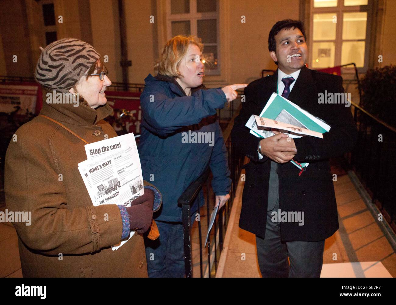 Un manifestant affronte le conseiller conservateur Darshan Singh Sunger lors d'une démonstration des coupures de conseil devant la mairie de Waltham Forest, hier soir Banque D'Images