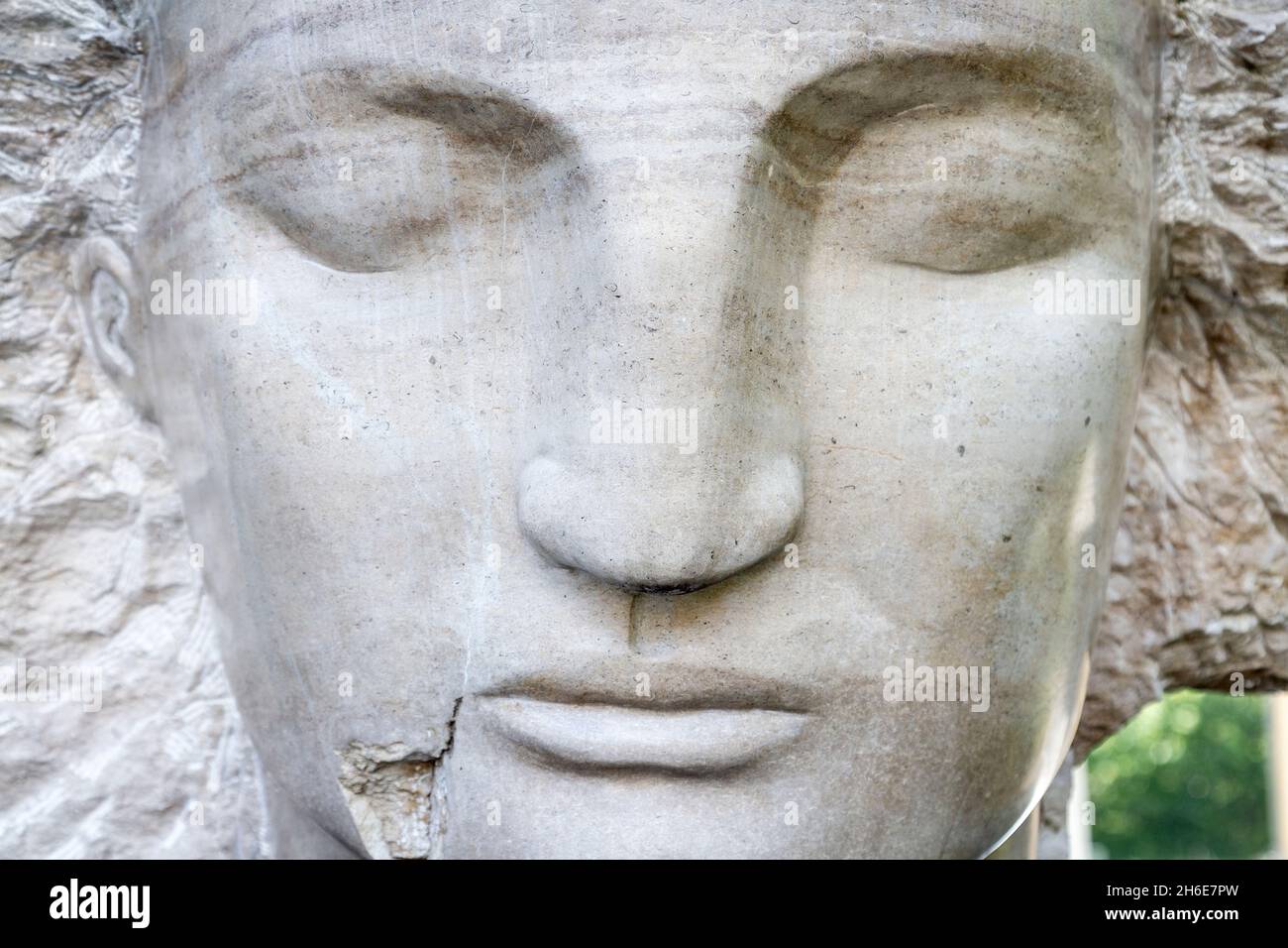 'Storm Head II' (2018) sculpture en pierre d'une tête par Emily Young à Neo Bankside, sud de Londres, Royaume-Uni Banque D'Images