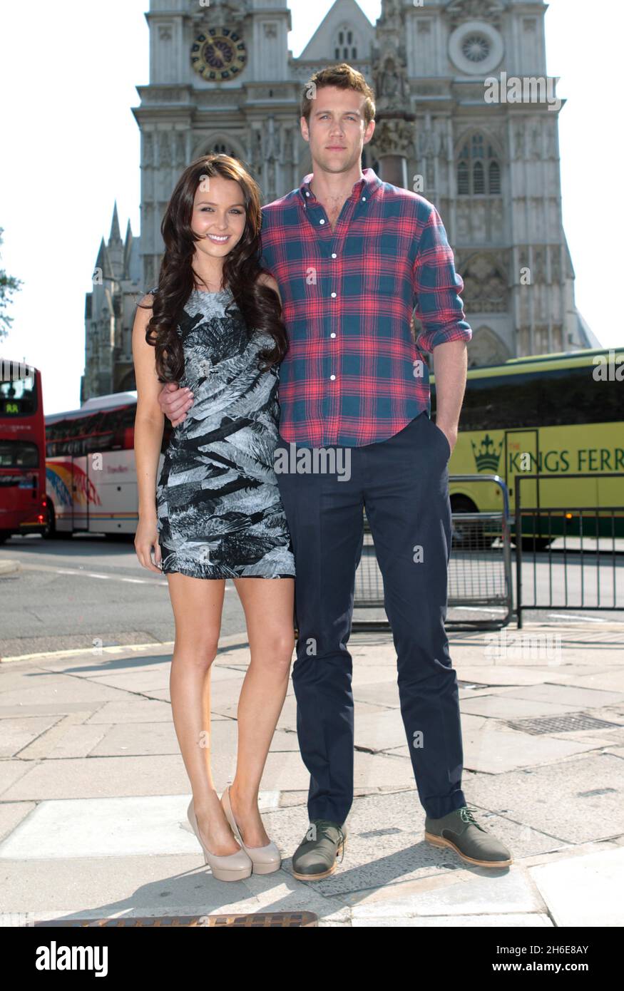 Les acteurs du Prince William et de Kate Middleton Nico Evers-Swindell et Camilla Luddington posent pour les photographes en dehors de l'abbaye de Westminster afin de promouvoir la sortie de leur DVD William & Kate: The Movie, représentant la cour du couple royal. Banque D'Images