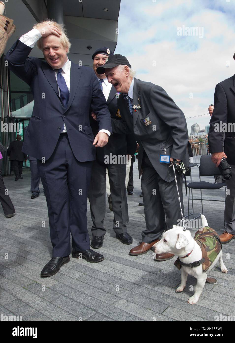 Le maire de Londres Boris Johnson a rencontré Ron Kane, ancien vétéran de la Seconde Guerre mondiale de la RAF, âgé de 84 ans, et son chien Benji lors d'une cérémonie de levée de drapeau devant l'hôtel de ville de Londres ce matin pour marquer la prochaine Journée des forces armées Banque D'Images