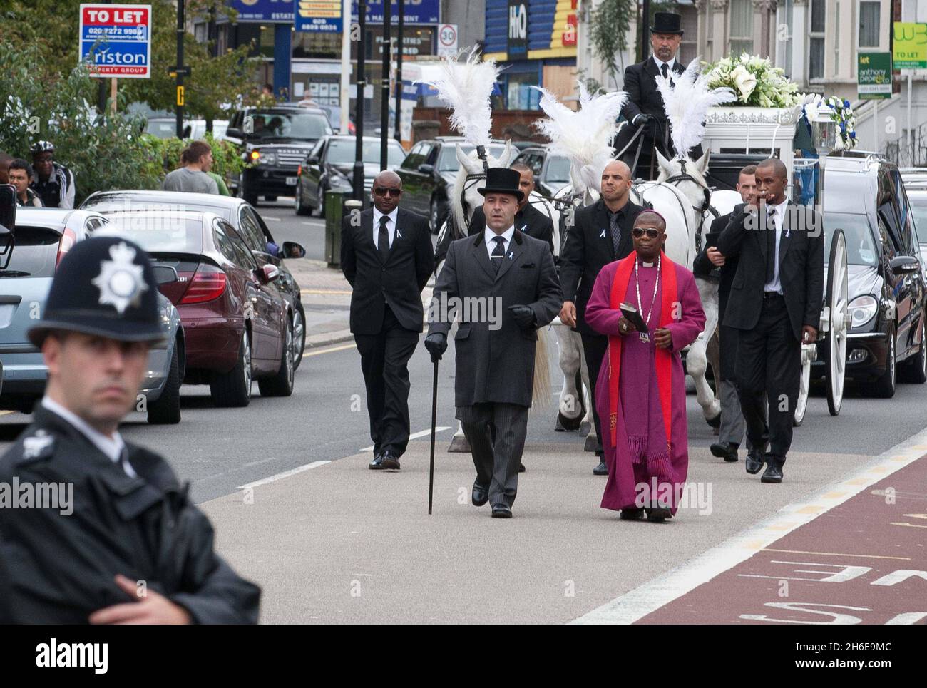 Le cortège funéraire arrive à l'Église de Dieu du Nouveau Testament en Bois Vert. Banque D'Images