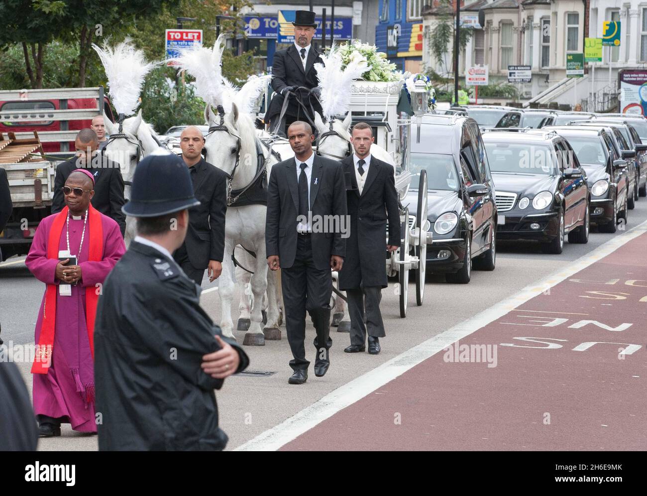 Le cortège funéraire arrive à l'Église de Dieu du Nouveau Testament en Bois Vert. Banque D'Images