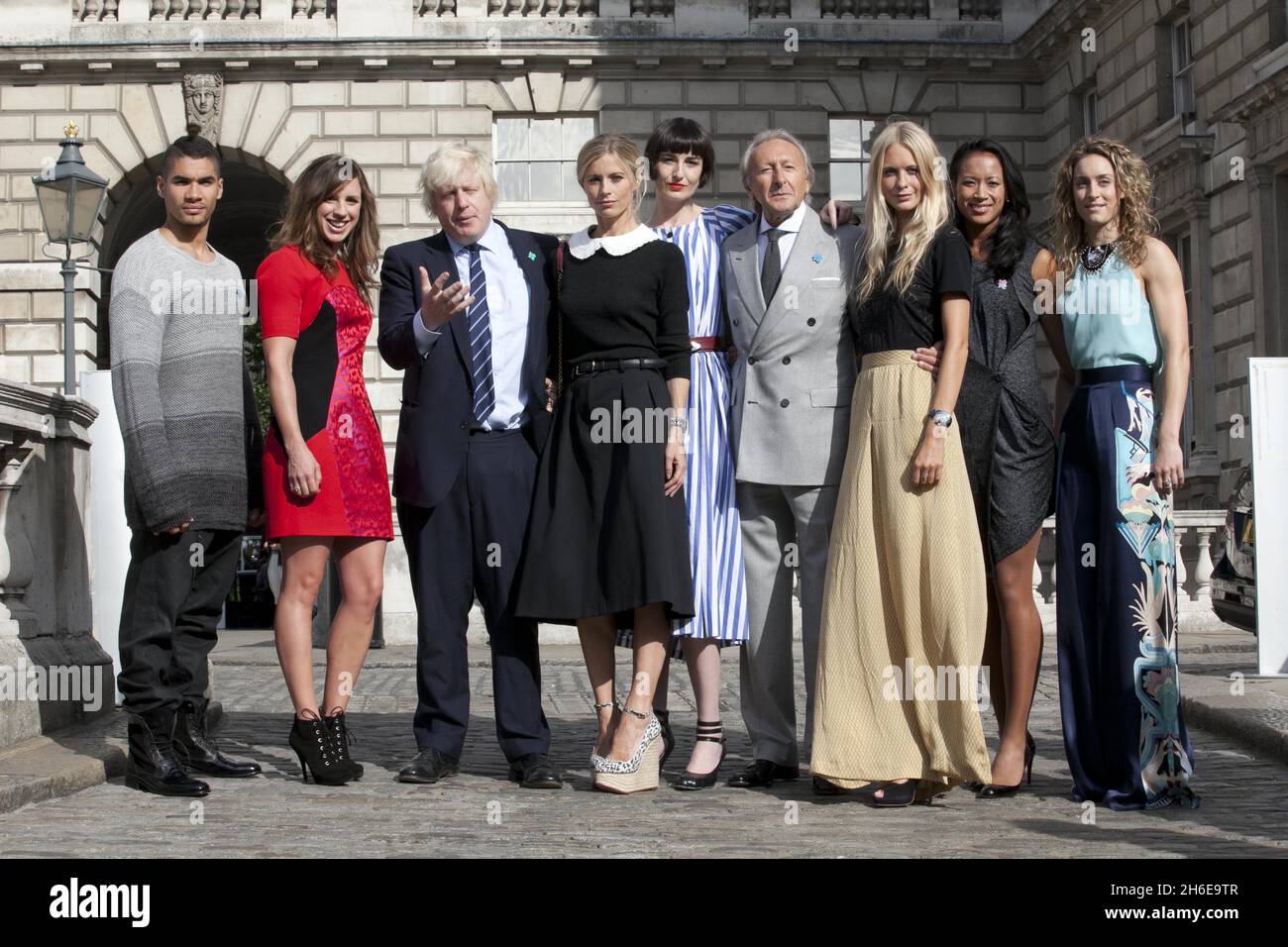 Boris Johnson est accompagné de Poppy Delevingne, Harold Tillman, Amy Williams, Heather Fell, Louis Smith,Anne Keothavong, Erin O'Connor et Laura Bailey assistent au lancement de la London Fashion week. Banque D'Images