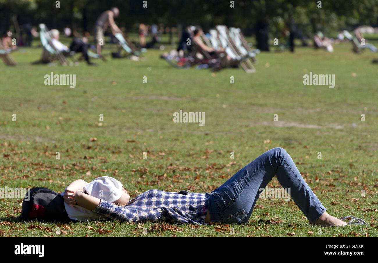 Les membres du public apprécient le temps chaud à Hyde Park à Londres cet après-midi Banque D'Images