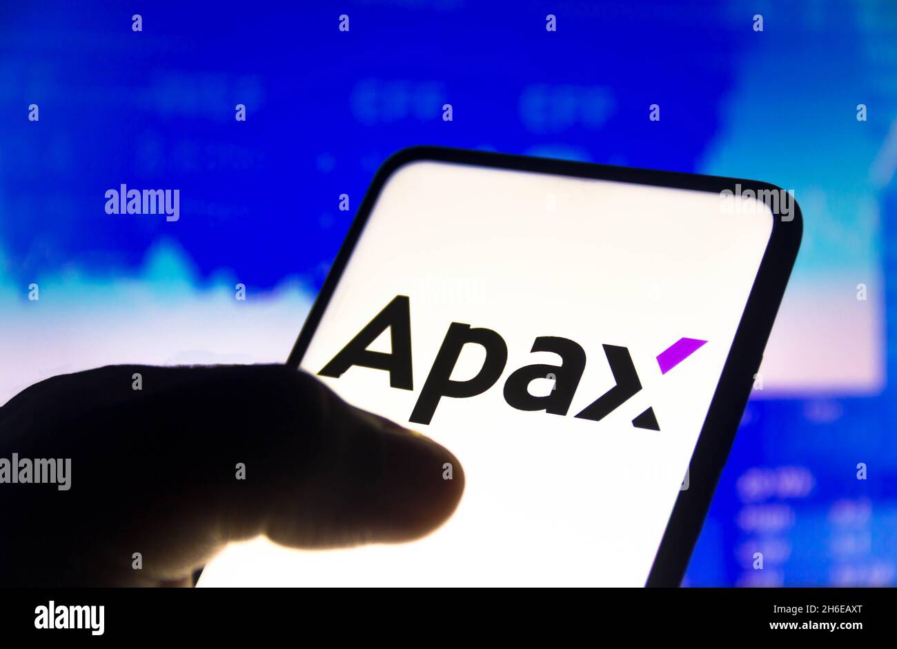 14 novembre 2021, Brésil: Dans cette illustration photo, le logo Apax Partners LLP est affiché sur un écran de smartphone et un graphique boursier en arrière-plan (Credit image: © Rafael Henrique/SOPA Images via ZUMA Press Wire) Banque D'Images