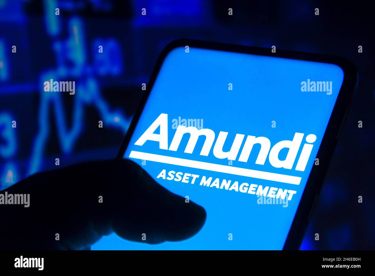Dans cette illustration, le logo Amundi Asset Management est affiché sur un écran de smartphone