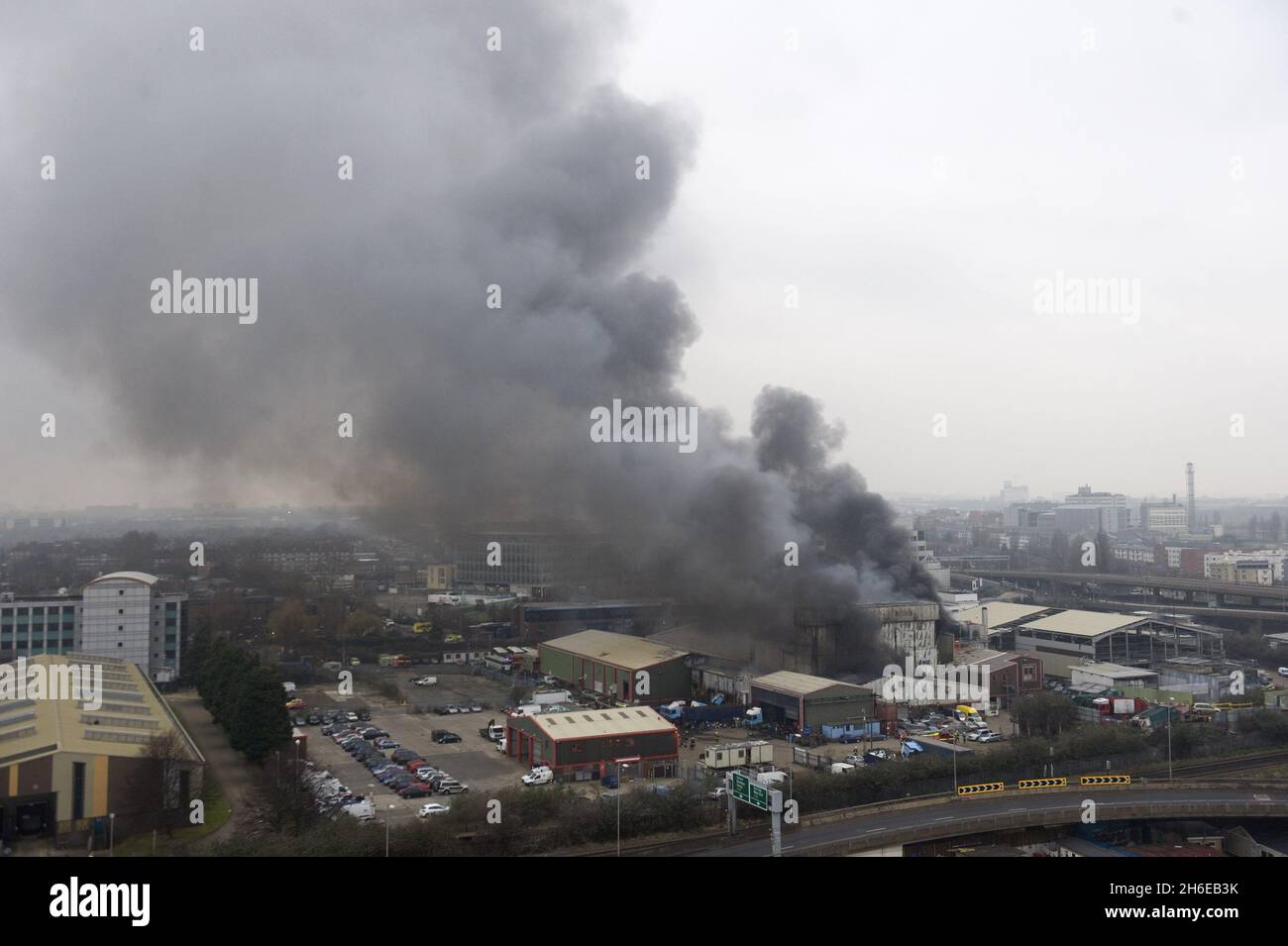 La scène dans l'ouest de Londres où environ 50 pompiers et 10 pompiers s'attageaient à un feu sur le site d'Unigate Dairy. Banque D'Images