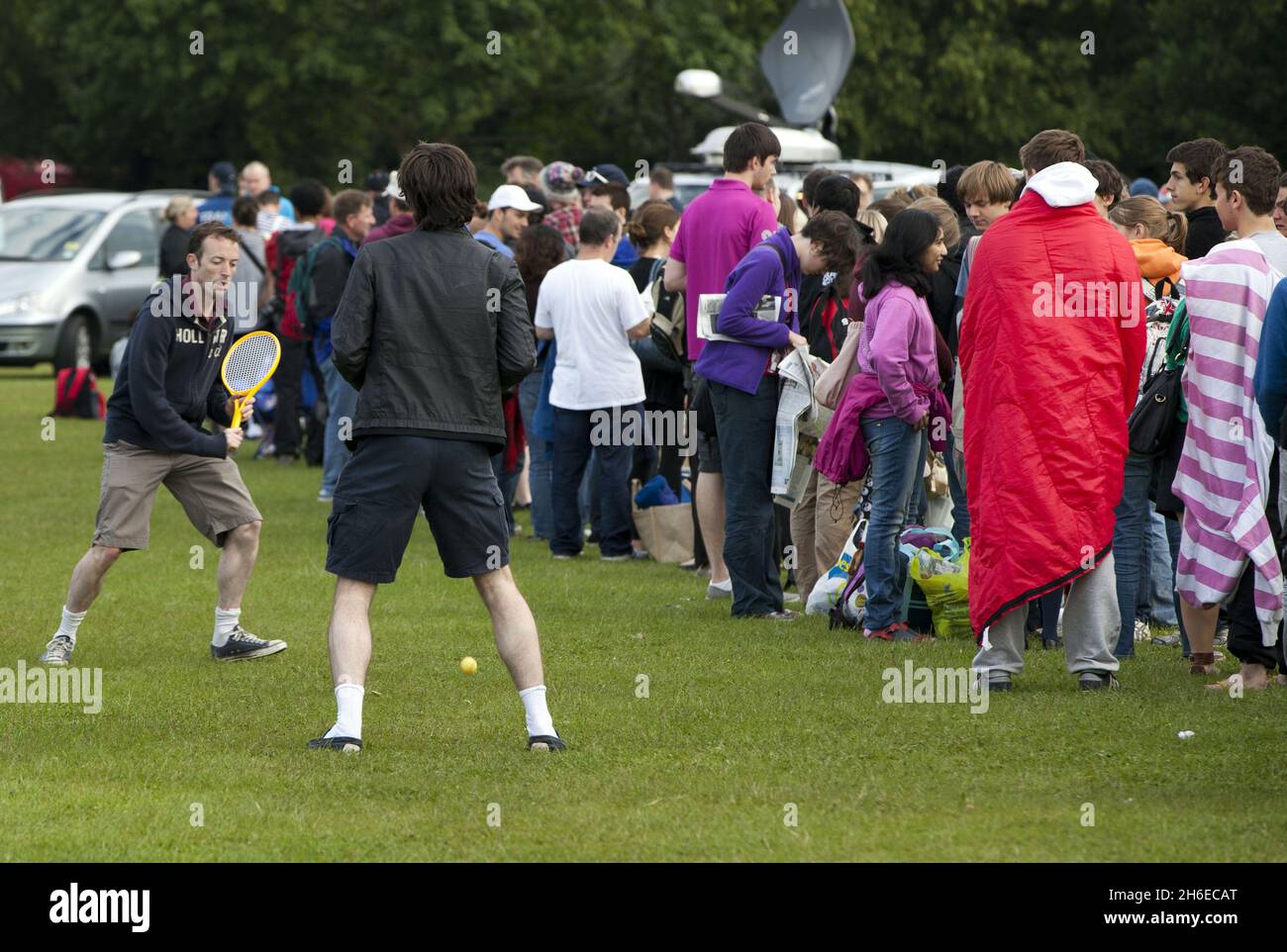 Les fans de tennis se préparent pour le match du centre Andy Murrays au cours du deuxième jour de Wimbledon. Banque D'Images