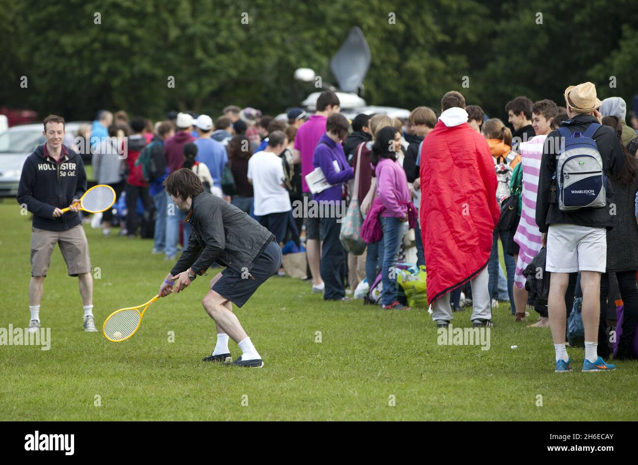 Les fans de tennis se préparent pour le match du centre Andy Murrays au cours du deuxième jour de Wimbledon. Banque D'Images