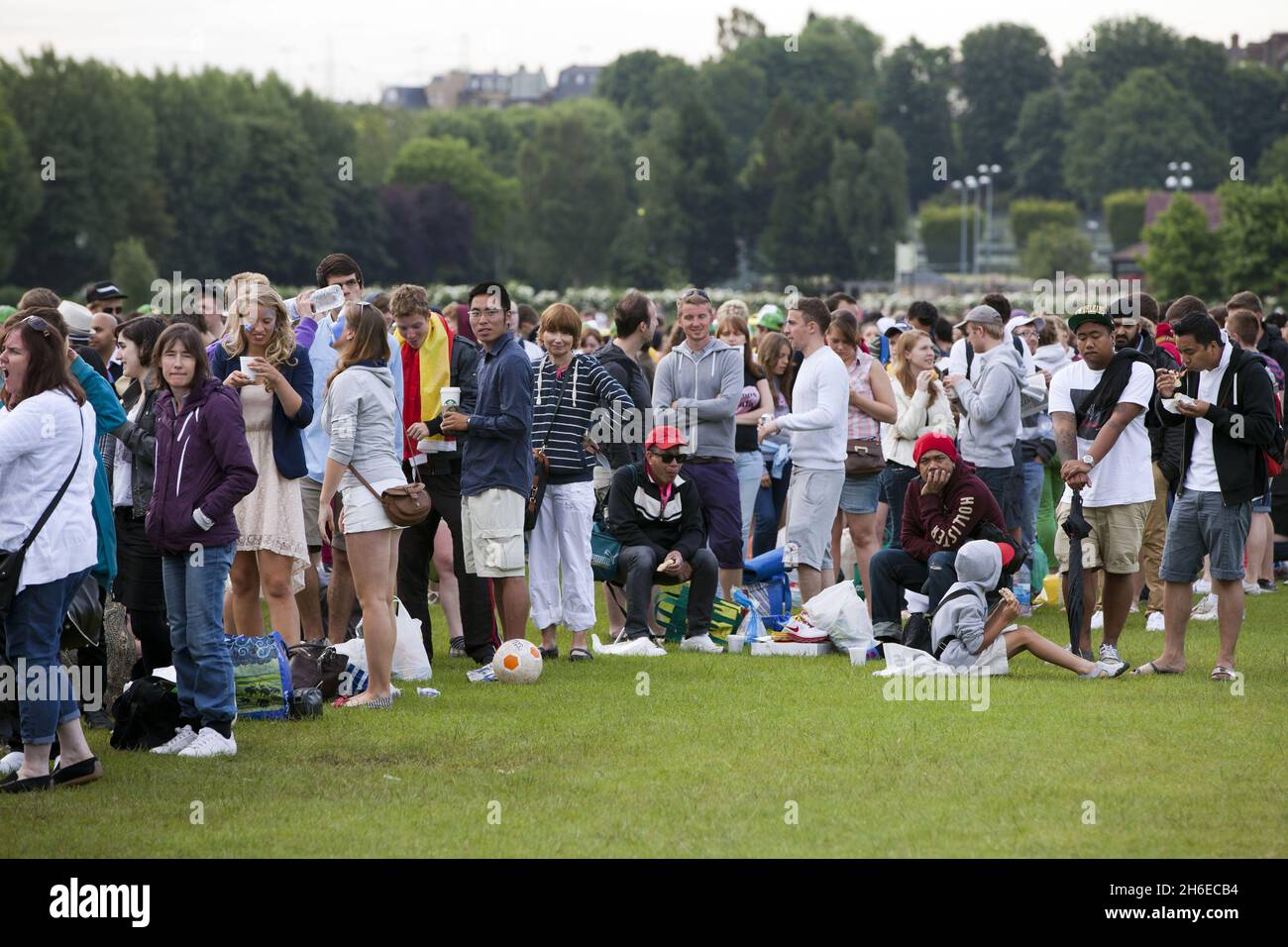 Les fans de tennis se préparent pour le match du centre Andy Murrays au cours du deuxième jour de Wimbledon. Banque D'Images