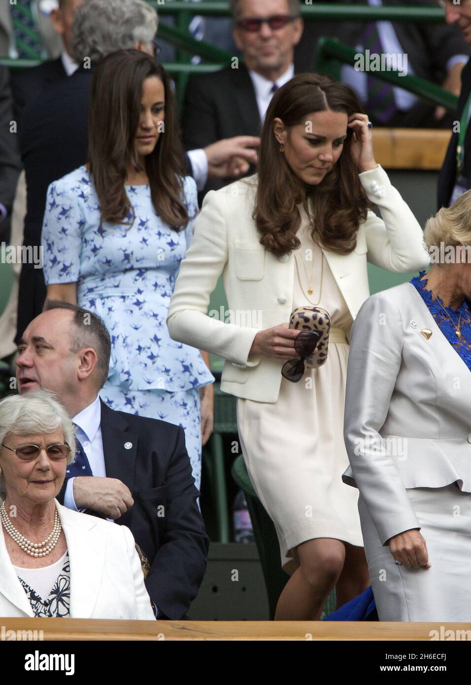 Kate et Pippa Middleton sont photographiés cet après-midi lors de la finale masculine de Wimbledon entre Andy Murray et Roger Federer Banque D'Images