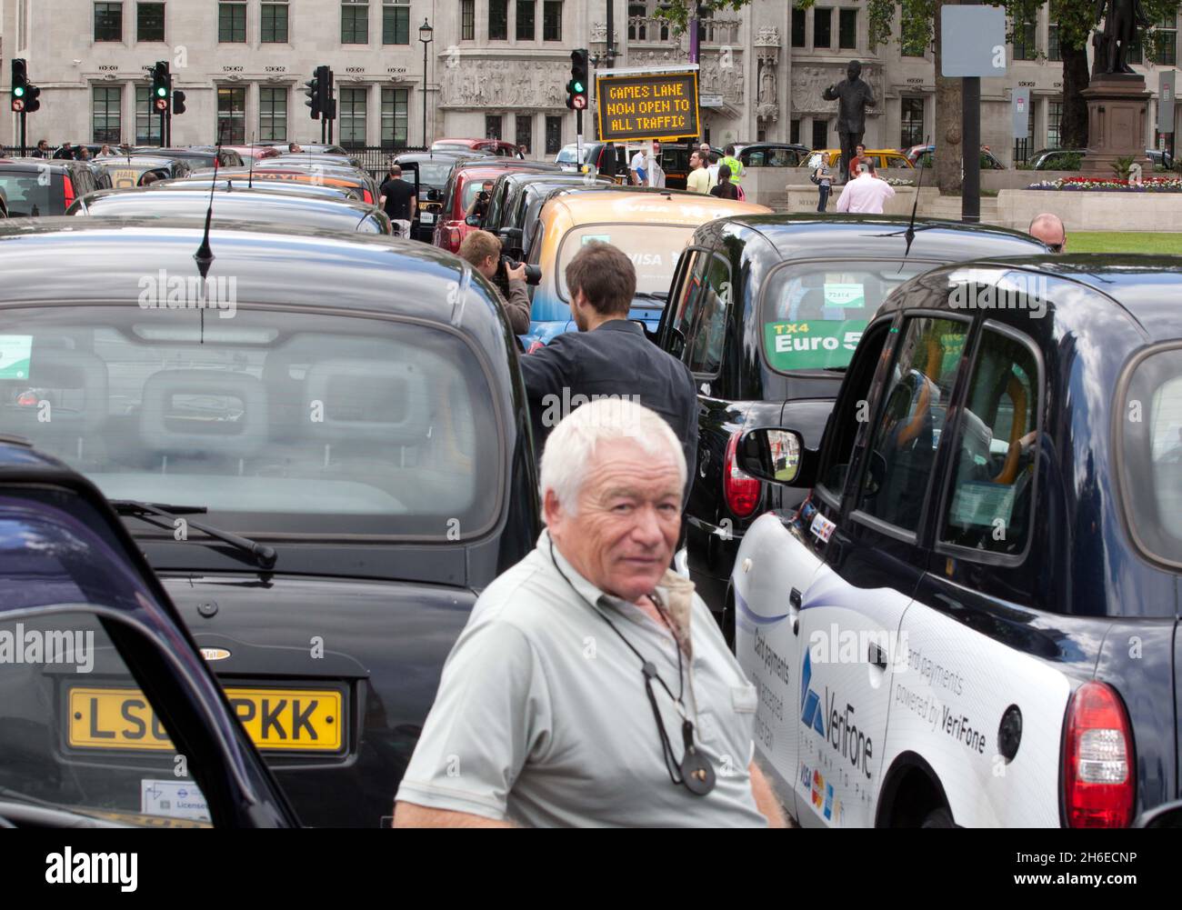 Les chauffeurs de taxi londoniens protestent contre les voies olympiques - les cabbies londoniens ont paralysé la circulation dans le centre de Westminster cet après-midi après avoir tenu une manifestation contre leur interdiction des voies de circulation olympiques dédiées. Banque D'Images