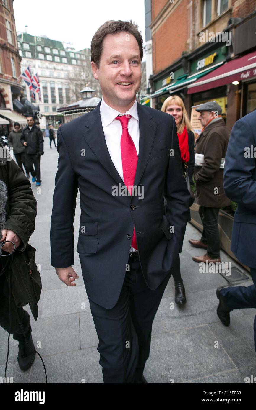 Le vice-premier ministre Nick Clegg a vu quitter la station de radio de LBC après avoir comparu au spectacle Nick Ferrari à Londres. Banque D'Images