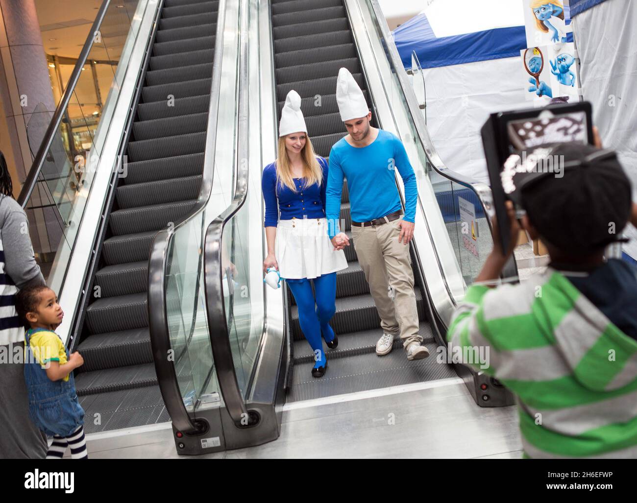 Les gens célèbrent la sortie de la Smurfs 2 et de la Journée mondiale des Smurf au centre commercial Westfield de Londres. Banque D'Images
