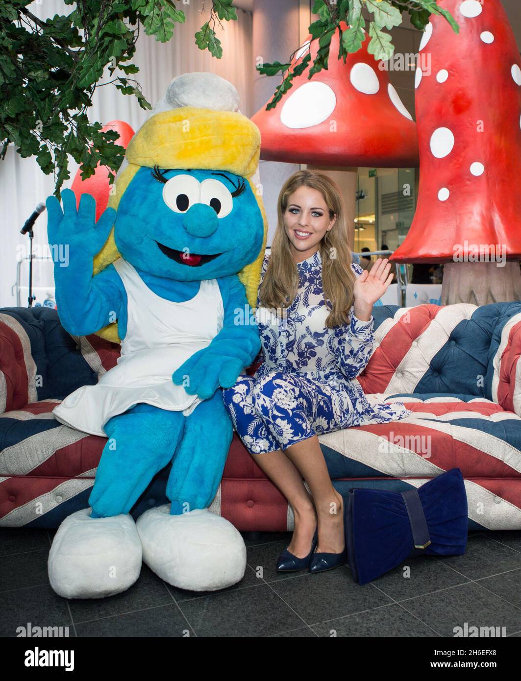 Lydia Bright célèbre la sortie de la Smurfs 2 et de la Journée mondiale de la Smurf au centre commercial Westfield de Londres. Banque D'Images