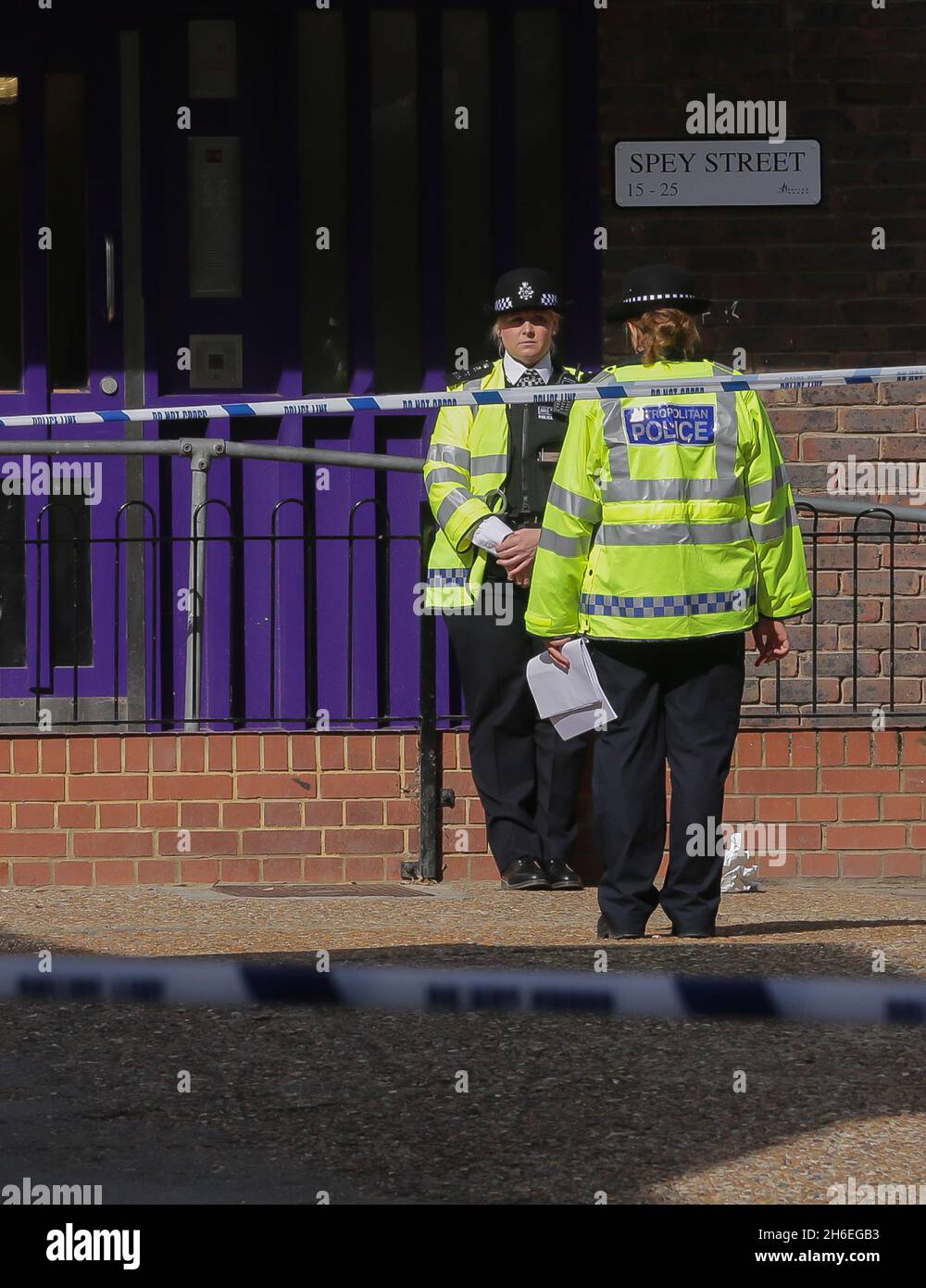 La police maintient un cordon sur les lieux d'un crime dans la rue Spey, Poplar, dans l'est de Londres, après la mort d'un garçon de 16 ans et l'hospitalisation d'un autre à la suite d'une attaque au couteau qui s'est produite vers 21h50 hier Banque D'Images