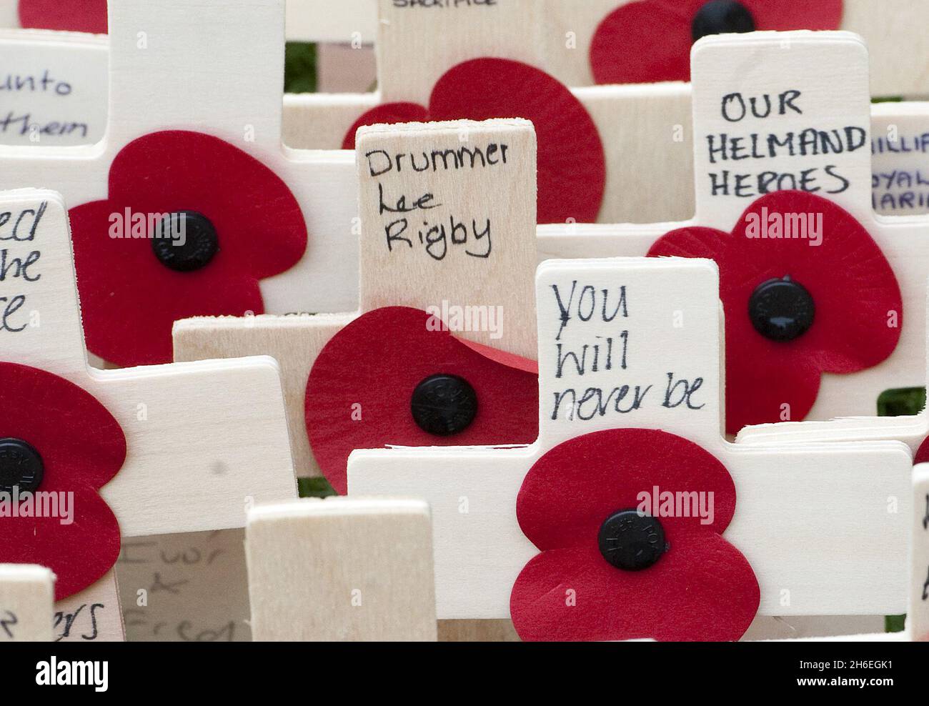 Une croix pour se souvenir du batteur Lee Rigby est posée dans le champ du souvenir à l'extérieur de l'abbaye de Westminster à Londres. Banque D'Images
