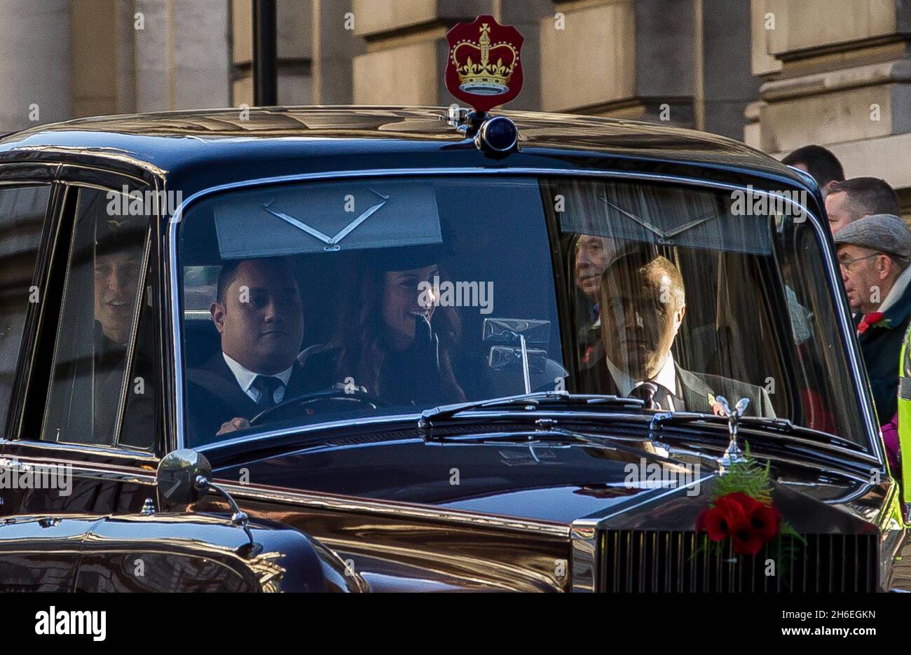 Le duc et la duchesse de Cambridge quittent Westminster après avoir assisté à un service au Cenotaph pour le dimanche du souvenir. Banque D'Images