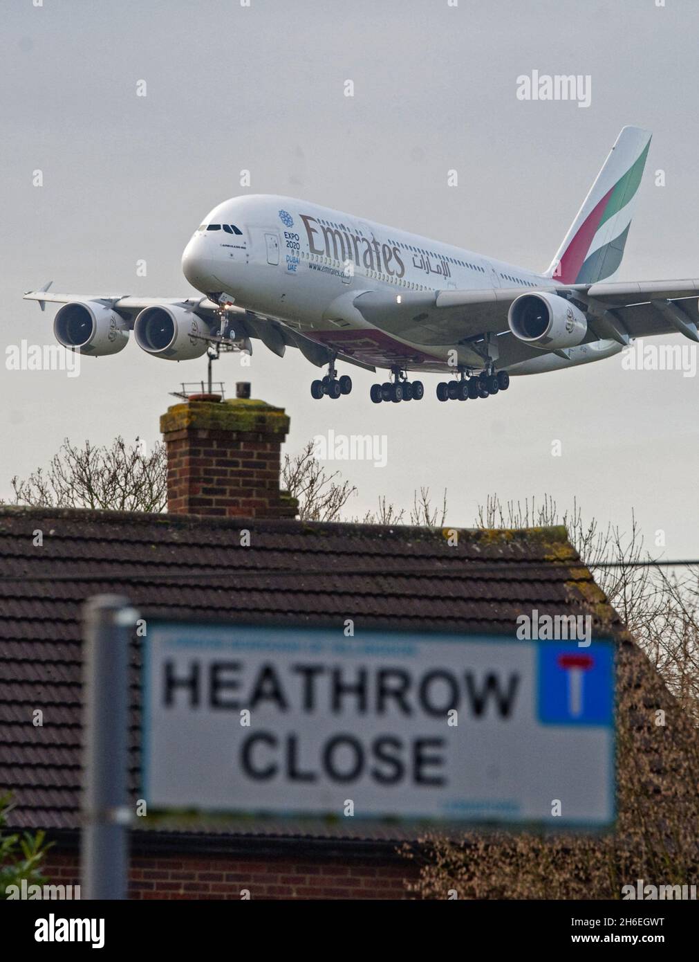 Un avion survole ce matin le village de Longford après qu'un rapport indique qu'il faut une troisième piste pour Heathrow et une seconde à Gatwick pour faire face au nombre croissant de passagers. Banque D'Images