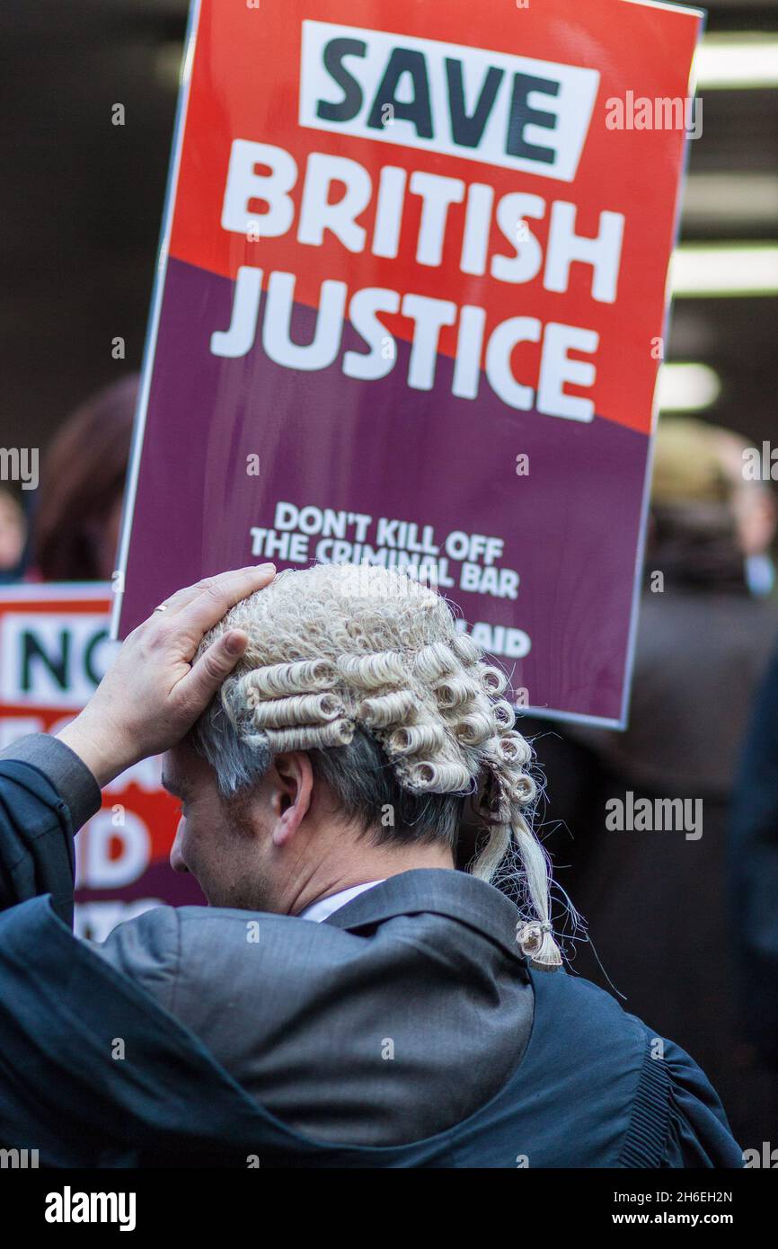 La justice britannique s'est arrêtée aujourd'hui alors que les avocats organisés par l'association de la barre criminelle convergeaient vers le tribunal de la Couronne de Southwark, pour manifester contre les réductions d'aide juridique proposées.Des milliers d'avocats de tout le Royaume-Uni ont fait l'histoire juridique en choisissant volontairement de ne pas assister à la cour. Banque D'Images