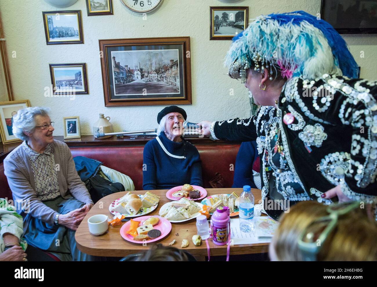 Contactez les personnes âgées assistez à une fête de thé organisée par PEarly Kings et Queens au club de Leytonstone & District ex servicemen's à l'est de Londres.Contact les personnes âgées a été fondée il y a 49 ans et offre à ceux qui n'ont pas un réseau de soutien d'amis ou de famille quelque chose à regarder avec impatience un dimanche après-midi chaque mois. Banque D'Images