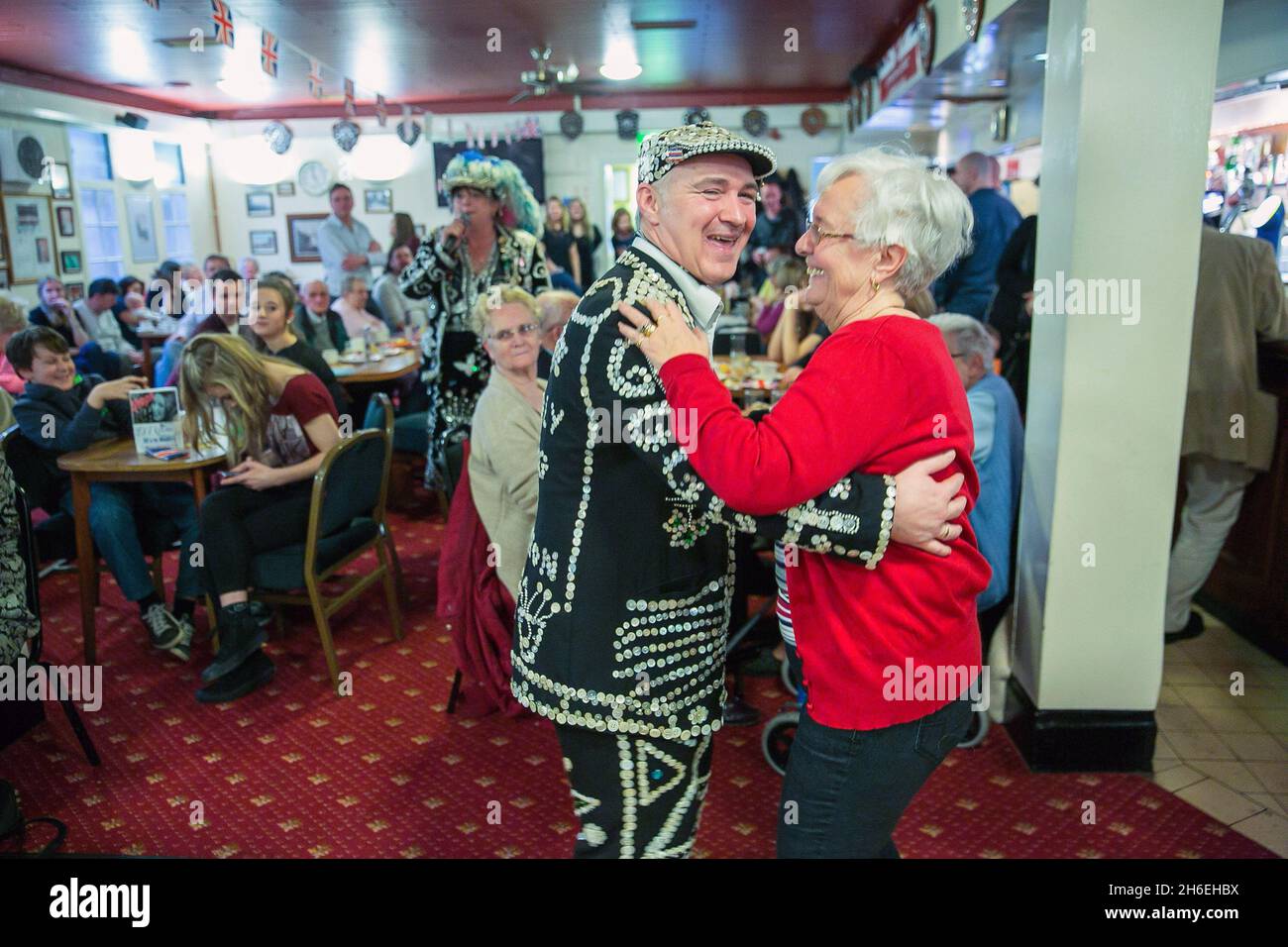 Contactez les personnes âgées assistez à une fête de thé organisée par PEarly Kings et Queens au club de Leytonstone & District ex servicemen's à l'est de Londres.Contact les personnes âgées a été fondée il y a 49 ans et offre à ceux qui n'ont pas un réseau de soutien d'amis ou de famille quelque chose à regarder avec impatience un dimanche après-midi chaque mois. Banque D'Images