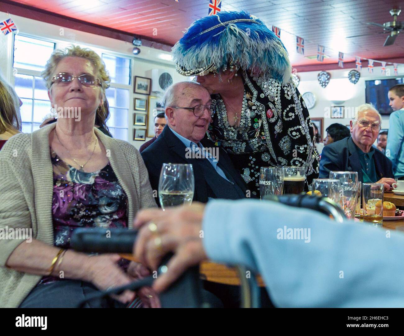 Contactez les personnes âgées assistez à une fête de thé organisée par PEarly Kings et Queens au club de Leytonstone & District ex servicemen's à l'est de Londres.Contact les personnes âgées a été fondée il y a 49 ans et offre à ceux qui n'ont pas un réseau de soutien d'amis ou de famille quelque chose à regarder avec impatience un dimanche après-midi chaque mois. Banque D'Images